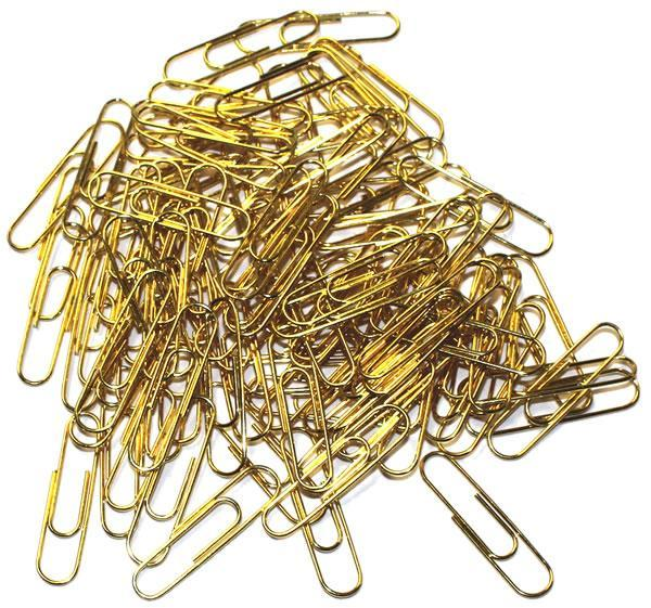 A picture of a pile of paperclips